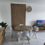 With Private Garden, Pool & 150 M Appartement Antibes