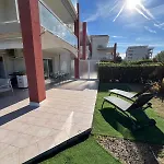 Appartement With Private Garden, Pool & 150 M *