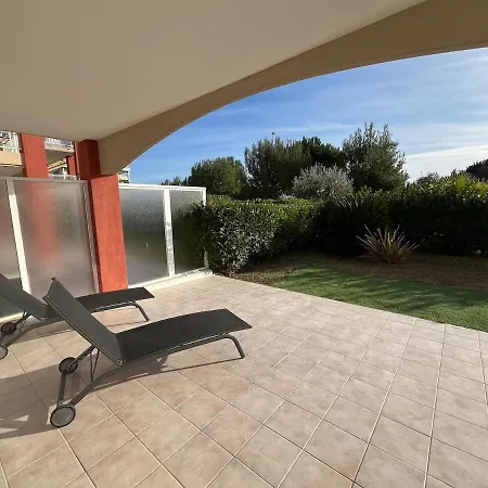 With Private Garden, Pool & 150 M Διαμέρισμα *