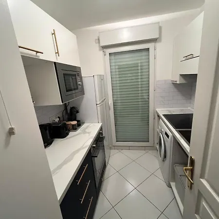 Jardin Riviera With Private Garden, Pool & 150 M