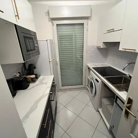 Lejlighed With Private Garden, Pool & 150 M *