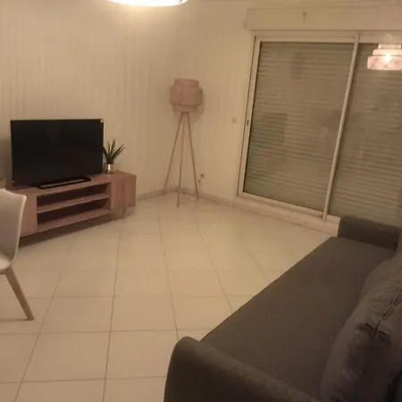 Jardin Riviera With Private Garden, Pool & 150 M Апартаменты
