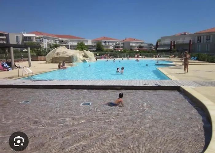 With Private Garden, Pool & 150 M 아파트 앙티브