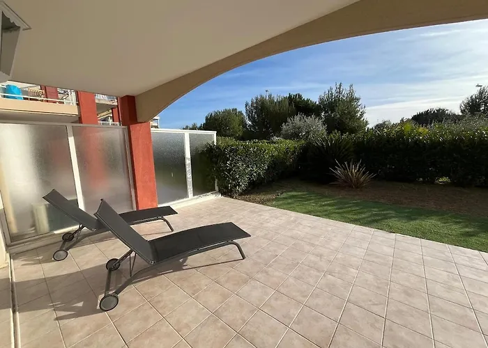 With Private Garden, Pool & 150 M Lägenhet *