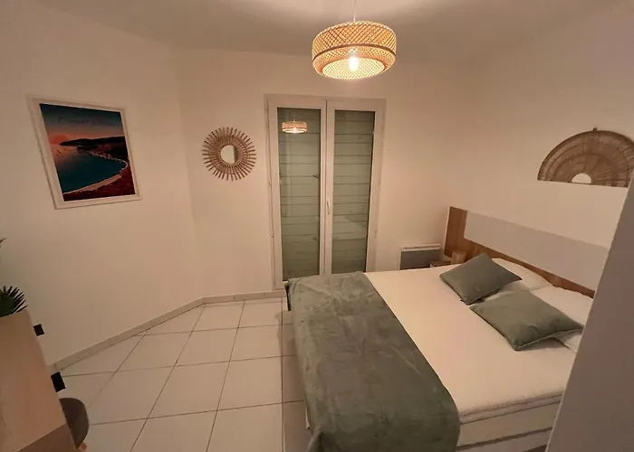 아파트 With Private Garden, Pool & 150 M *