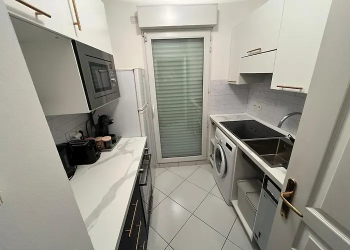 아파트 With Private Garden, Pool & 150 M *