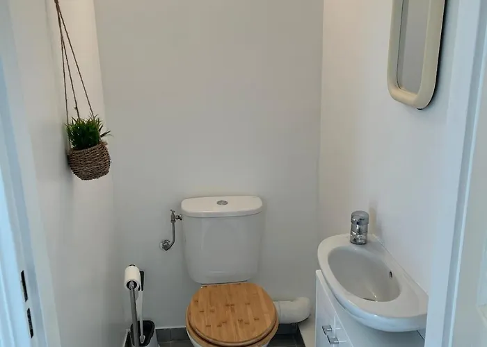 With Private Garden, Pool & 150 M 아파트 앙티브