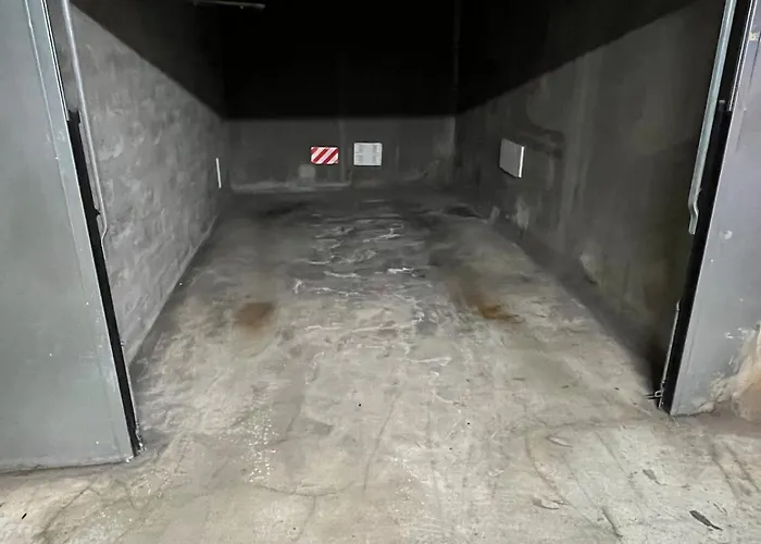 With Private Garden, Pool & 150 M 앙티브
