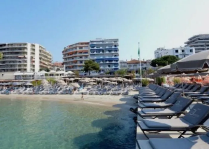 With Private Garden, Pool & 150 M Διαμέρισμα Αντίμπ